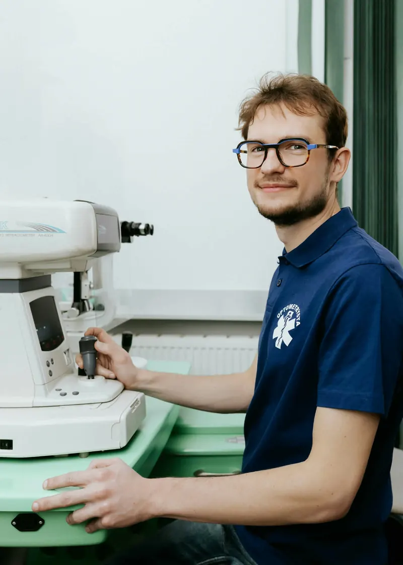 Optometrysta Maciej Wróblewski przy autorefraktometrze w gabinecie w Chojnicach